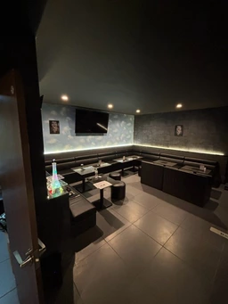 成瀬駅徒歩5分BAR居抜き!シックなカウンター&ソファー席内装外観