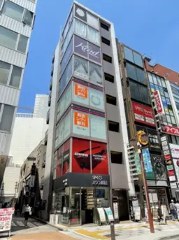≪新宿三丁目駅 徒歩2分｜B1階・39.08㎡｜店舗事務所≫外観