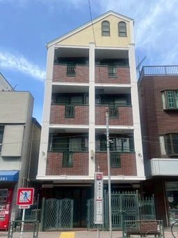 1階路面店舗、6.60坪/21.83㎡、前面ガラス張りで視認性も良好