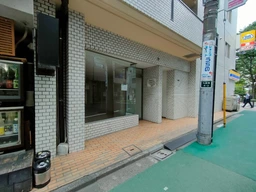 市ヶ谷駅 徒歩3分◆『東郷公園前』交差点近く◆交通量の多い東郷通り沿いで視認性も大◆物販＆サービス店舗向き◆飲食店不可◆