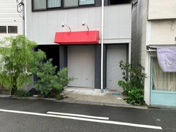 看板を変えれば即営業可能　7.5坪とワンオペで回せる希少な小型店舗外観