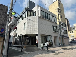 摂津本山駅 徒歩1分 　駅前通りに面したビルです外観