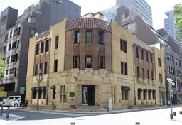 路面店ではございませんが、レトロで雰囲気のある魅力的な建物です！