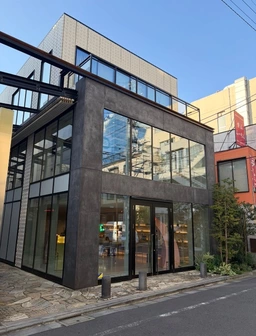 【表参道駅B2出口３分】１階２１.１坪。サロン居抜き、ガスあり。美内装での引き渡し、条件付き飲食相談可能外観