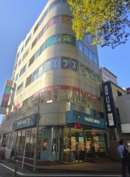 角ビルで府中駅出口からビルが見えます！！外観