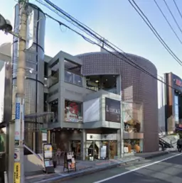 自由が丘駅 徒歩4分◆『学園通り』沿いのテナントビル◆円錐形の建物で視認性大◆ガラス面多く明るい店内◆物販店居抜き◆外観