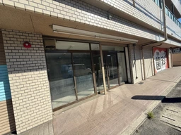 総持寺駅徒歩11分 元新聞店居抜き 1階55㎡ バス停前 駐車場契約可 裏口シャッター有 栄町735柳ビル