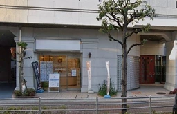 JR茨木駅徒歩2分・エキスポロード沿い1階スケルトン店舗（分譲マンション1階・約33坪）外観