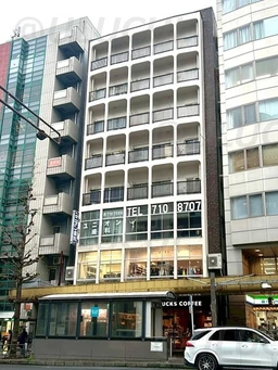 駒沢通り沿い。恵比寿駅5番出入口目の前！1階が有名コーヒーチェーン店なのでアナウンスもしやすく来店・通勤もスムーズです◎