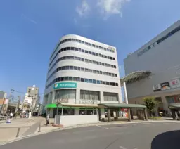 【草加駅東口１分】６階８９.６７坪、ロータリー内ビル。ガラス面サイン提出相談、スクール、クリニック業態。飲食不可外観