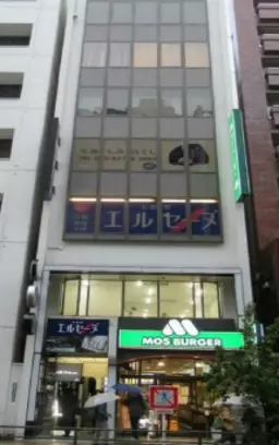 「新宿西口」駅徒歩1分·「新宿」駅徒歩4分の小滝橋通り沿いの立地！サービス店舗相談可