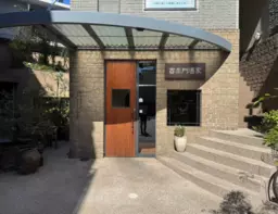 用賀駅 徒歩4分  現況:飲食(その他) 飲食居抜き物件 【軽飲食程度相談】１階路面店です。詳細業種はご相談ください。外観