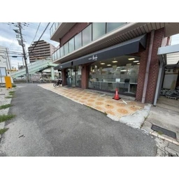 阪急高槻市駅徒歩5分・美容室居抜きの1階路面店舗93.6㎡・駐車場4台無料外観