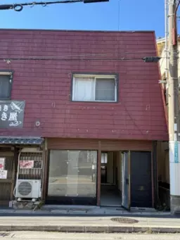 阪急牧落駅徒歩12分・スーパー向かいの1〜2階店舗付住宅52㎡外観