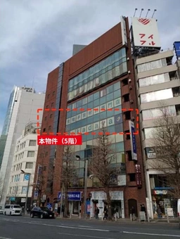 【新宿駅東口2分】旧アルタ前交差点至近5階193㎡｜JR線路沿い窓面広告・袖看板可外観