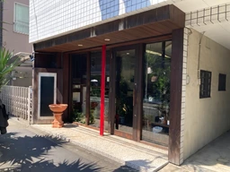★温かみのある木目調の落ち着いたサロン空間★ 生活動線に面した自然光が入るガラス張りの1階店舗外観
