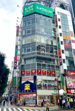 新宿駅東口 徒歩3分駅近 交差点角地 B2Fスケルトン物件 【飲食業種可否相談中】