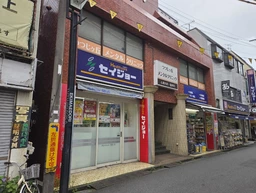 駅前通り沿いの１階路面物件！！駅ホームから当ビルが見えます。
