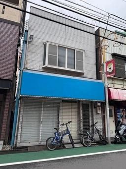 ライフ武蔵小山店を目の前に、地域の日常が行き交うロケーション。武蔵小山駅徒歩5分。