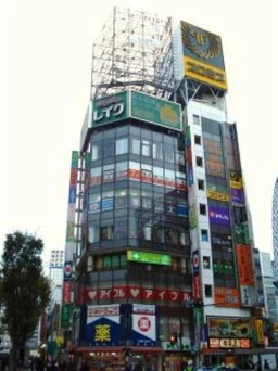 【新宿駅東口2分】新宿通り角地ビルの地下2階61㎡｜駅前の圧倒的な人通り外観