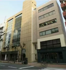メトロの渋谷駅 または明治神宮前から徒歩7分 1階物販店舗 トイレ・エアコン・シャッター残置:少ない内装工事で出店可能