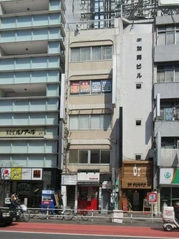 新宿駅 徒歩3分 大ガード下交差点か3軒目 サービス店舗居抜き 【飲食不可】