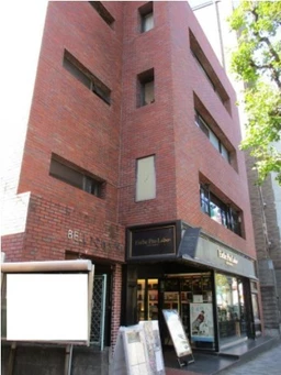 外苑前駅 徒歩5分の外苑西通りに面した貸店舗です。 現況:飲食(その他) 飲食居抜き物件 【飲食可】
