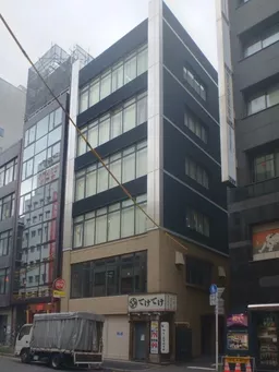 JR神田駅 徒歩1分 飲食店街の角地にある視認性良好な2階スケルトン店舗 防水工事・屋上までのダクト設置必須【重飲食可】