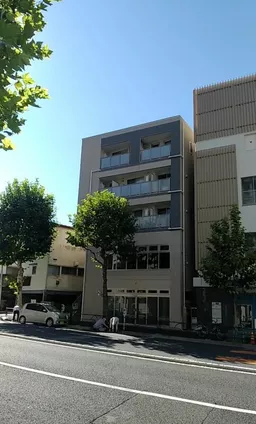 早稲田通り沿いで視認性良好!!駅EV出口の隣!!
