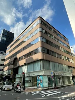 ショールームや物販、スクールなどにもおすすめの店舗。視認性ある角ビルなのでお客様にもわかりやす場所にあります。