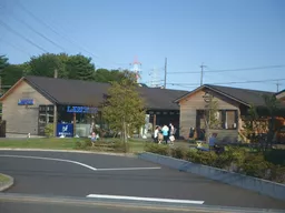 小田急多摩線 黒川駅 駅前ロータリーの一角。アウトドア・コンセプトの商業施設 スケルトン【飲食可】