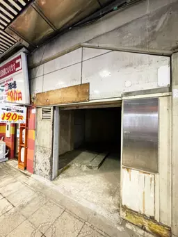 神田駅東口目の前、高架下店舗!都内有数のオフィス街でランチ需要も◎約15坪、アレンジ自在なスケルトン物件