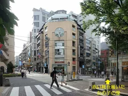 麻布十番駅 徒歩3分 パティオ十番正面「赤い靴を履いた女の子像」が見るデザインビル:スケルトン【飲食可(重飲食不可)】