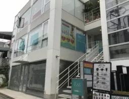 明治神宮徒歩3分の全面ガラス張りの視認性抜群なテナントです♪サロン、物販、カフェに最適です