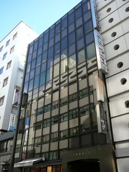 銀座6丁目三原橋通り、GINZASIXに隣接した好立地。1階路面店舗