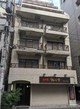 駅至近、銀行、郵便局にも近く便利な立地。