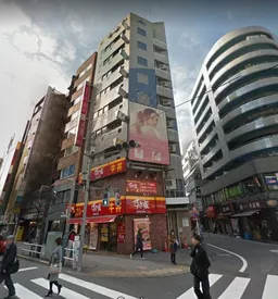 新宿駅 徒歩4分 小滝通り角地 3F 事務所物件 【飲食不可】