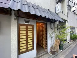 裏通りに面した1階店舗。フグ料理店居抜き。