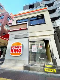 駅徒歩1分、学生×ビジネスマンと幅広い層の集うエリア!大通り沿い路面店で視認性◎人気の小箱約4坪