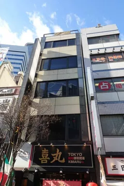 3階4階のセット貸し区画になります。有楽町駅からすぐの立地。人通りもあります。外観