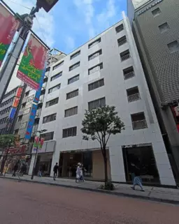 新宿駅 徒歩1分 東南口広場すぐ 専用階段あり 2F事務所仕様物件【飲食不可】外観