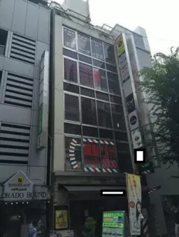 新宿駅 徒歩1分 駅至近！ヨドバシカメラ並びに位置する B1Fスケルトン物件 【飲食可】外観