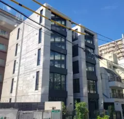 青山一丁目駅より徒歩3分！人気の青山エリア！希少な１階メゾネット物件外観